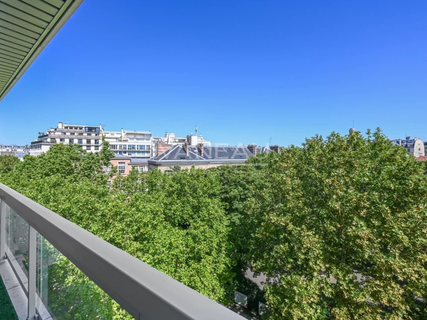PARIS XVIème - Auteuil - Studio avec balcon
