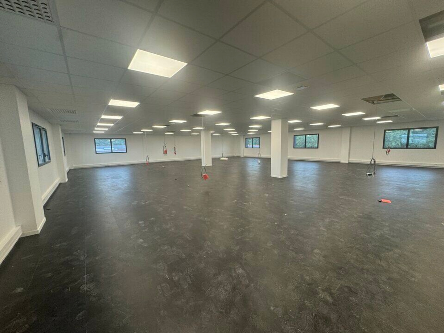 Magasin à vendre - 966m2 - La Ville-Aux-Dames (37700)