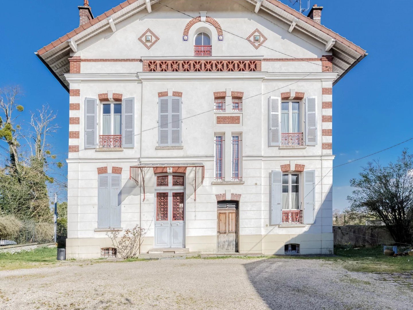 Maison de Maître au coeur de Meaux + Dépendances