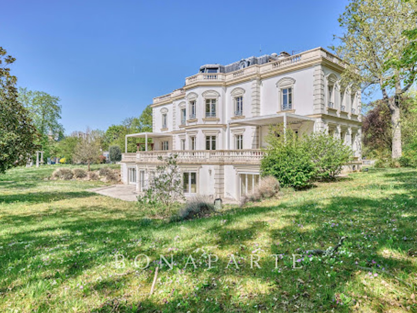 Maison 12 pièces 680 m²