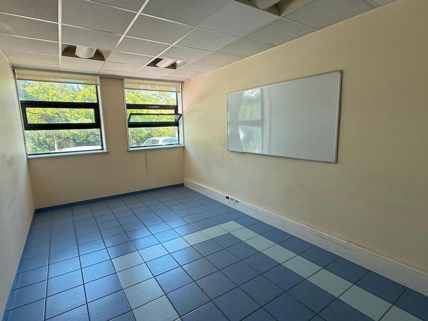 BOURG EN BRESSE, Carrefour de l'Europe - 390 m² de bureaux