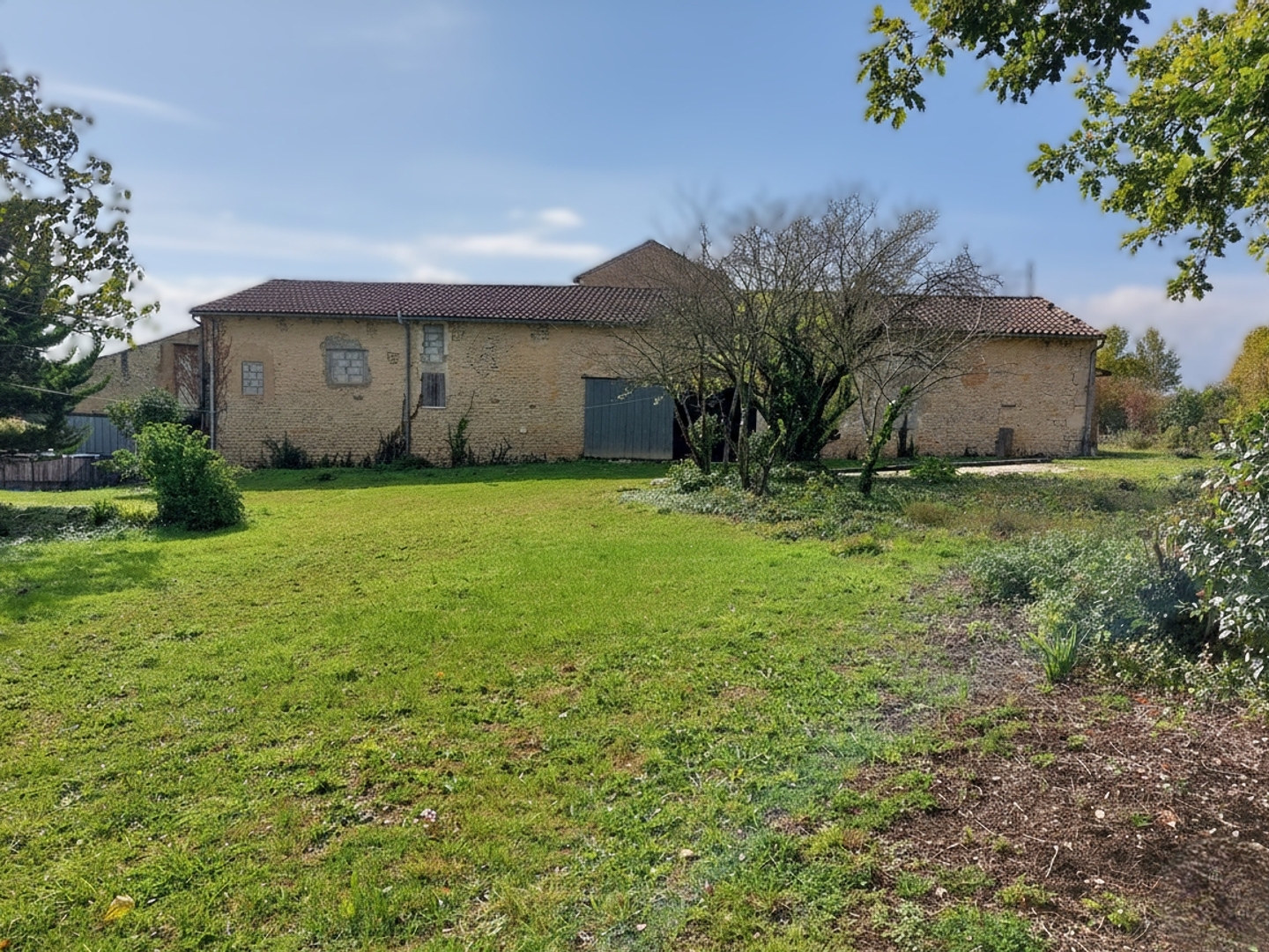 Elegante maison non-mitoyenne avec gîte, vaste dépendances, 2 km de Saint Jean d'Angély