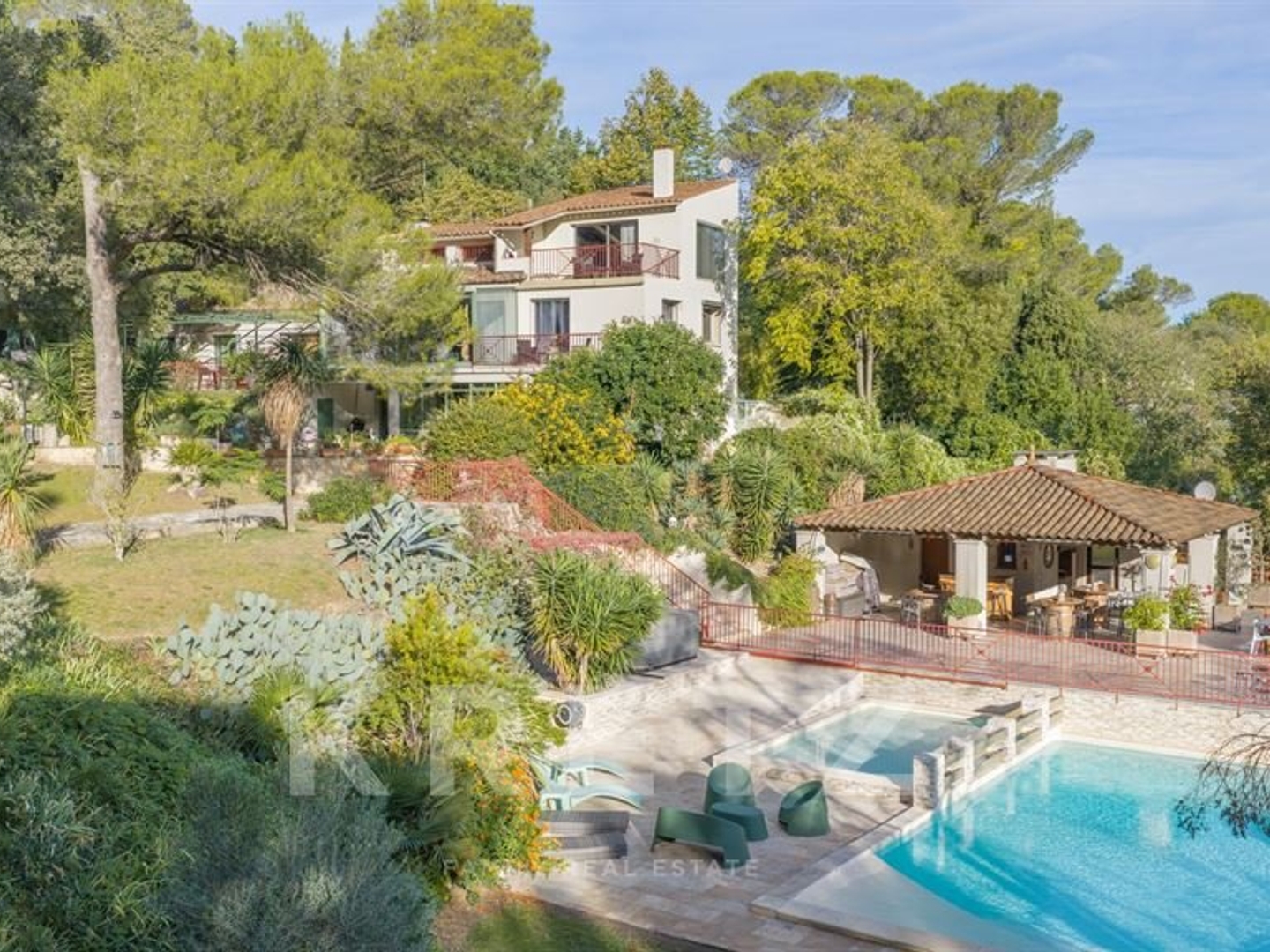 Nîmes - Propriété d'exception avec dépendances et terrain de ten