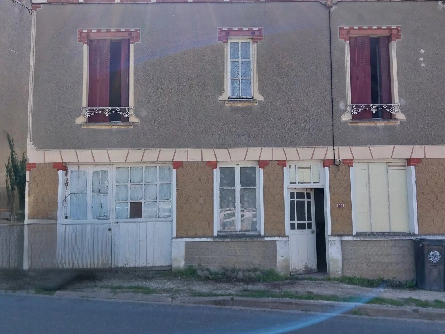 Sury-ès-Bois (18260) - Maison de village 100 m² avec jardin arboré et garage Prix : 57 000 € HAI Vente à terme libre: Paiement comptant 26 000 € + mensualité de 322,91 €/mois sur 8 ans