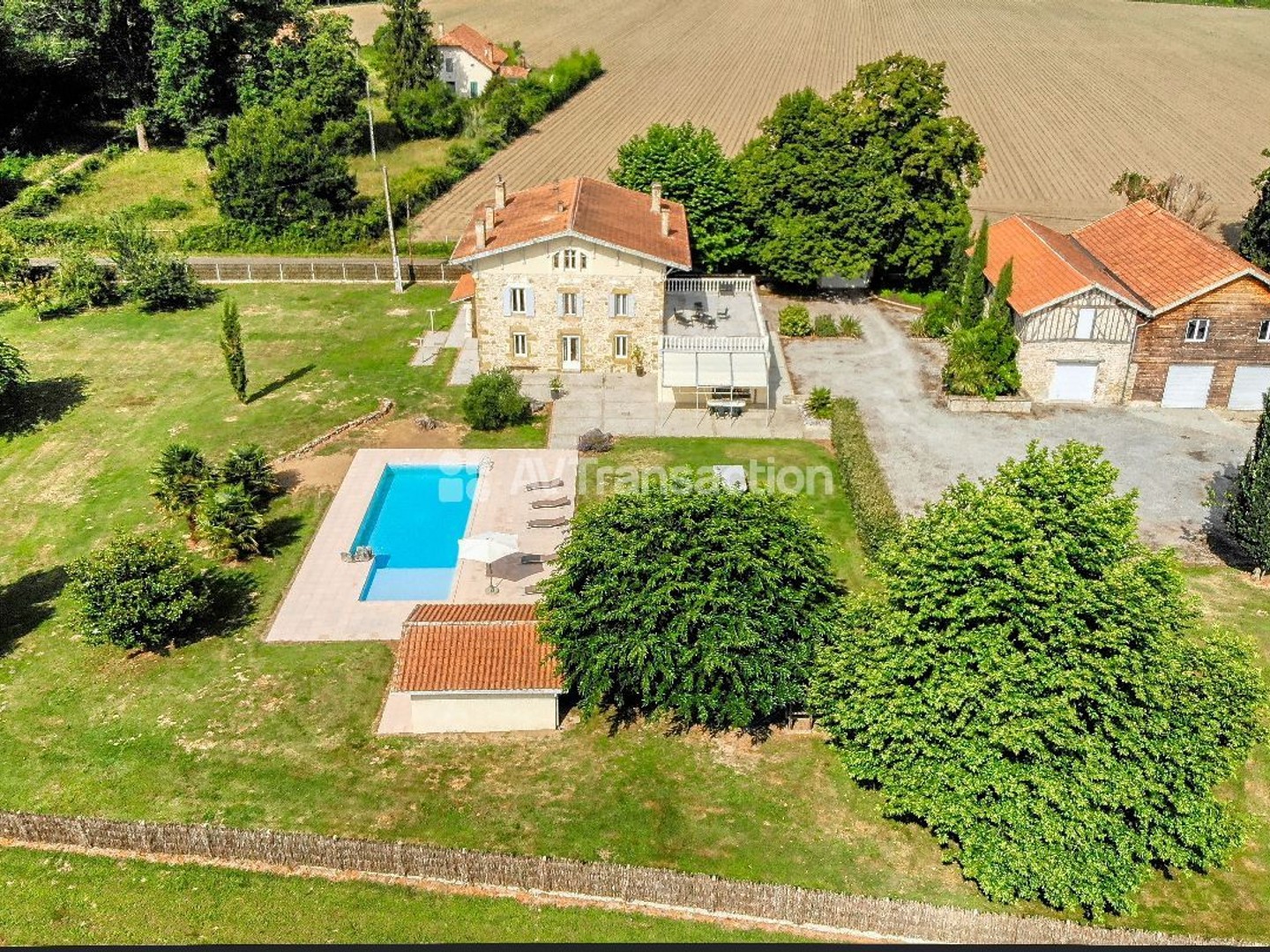 Propriété de caractère avec dépendances et piscine – 872 000 €