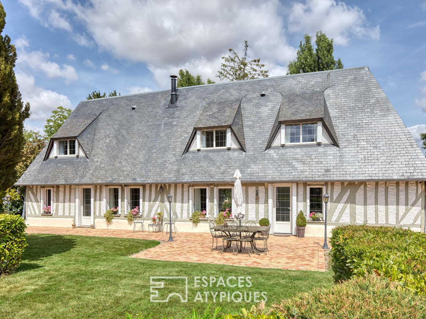 Longère normande revisitée avec jardin et dépendance