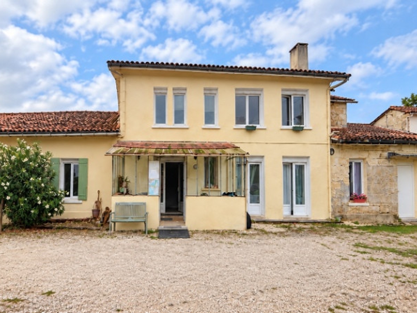 MAISON FAMILIALE DE 260 M2 - 7 CHAMBRES, STUDIO ET GRANGE, terrain de 1270m2