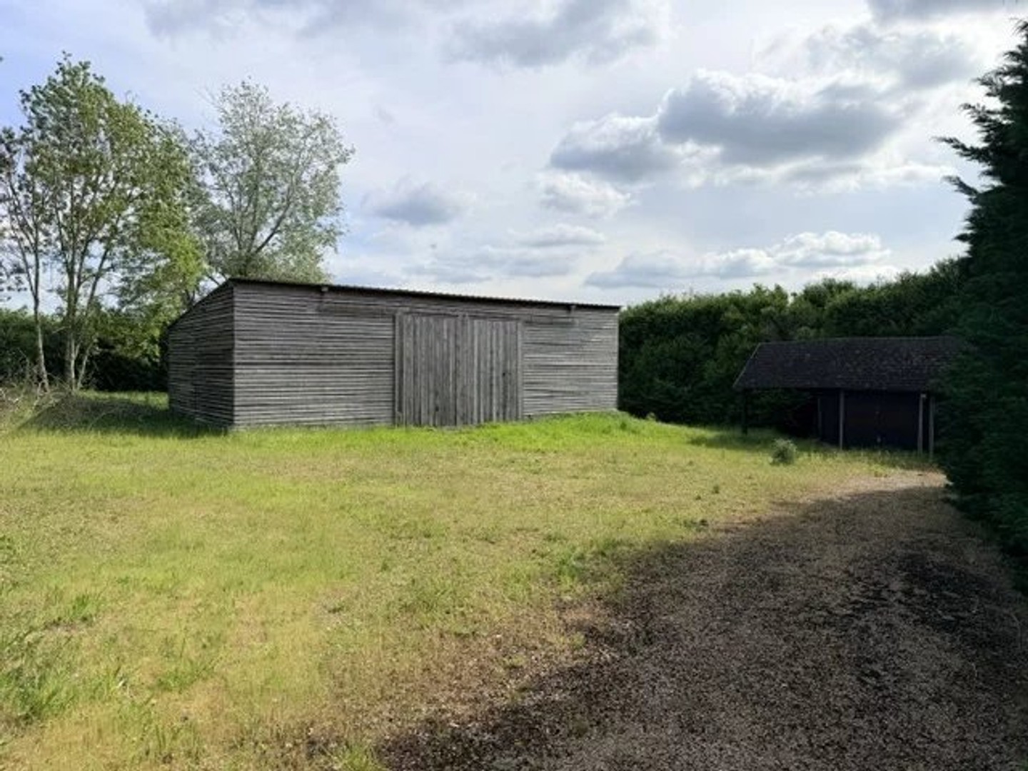 Secteur AUTHEUIL AUTHOUILLET. Bâtiment de 120 m² + double garage