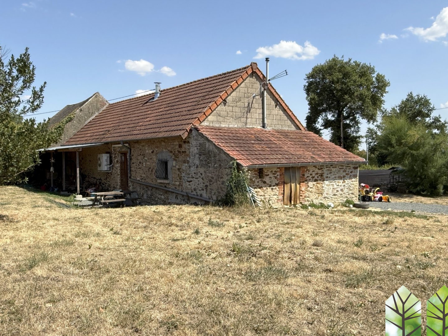 Maison de campagne avec 6 228 m² de terrain, au calme à Tercil