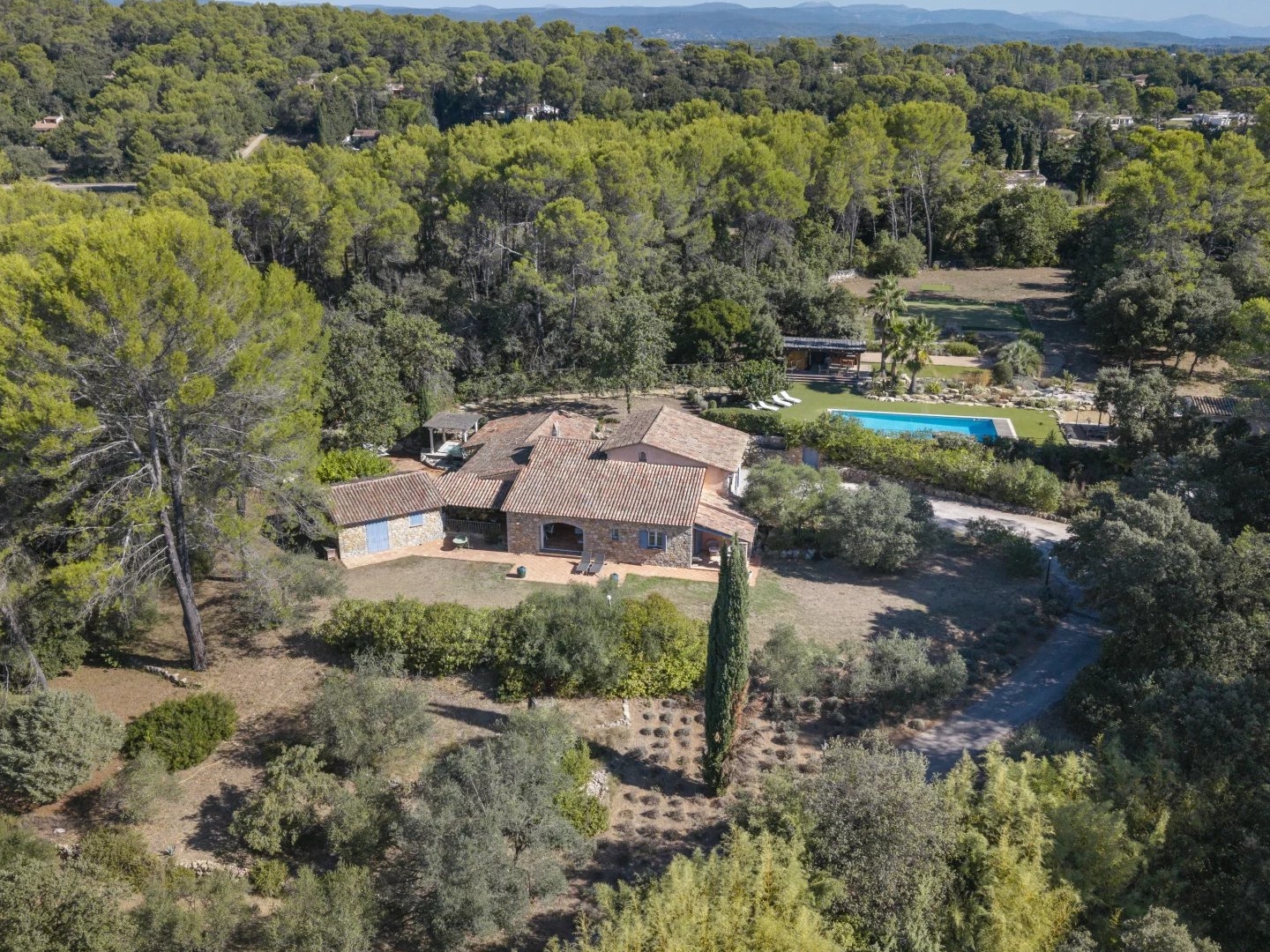 Maison à vendre - 7 pièces - 305m2 - Lorgues (83510)