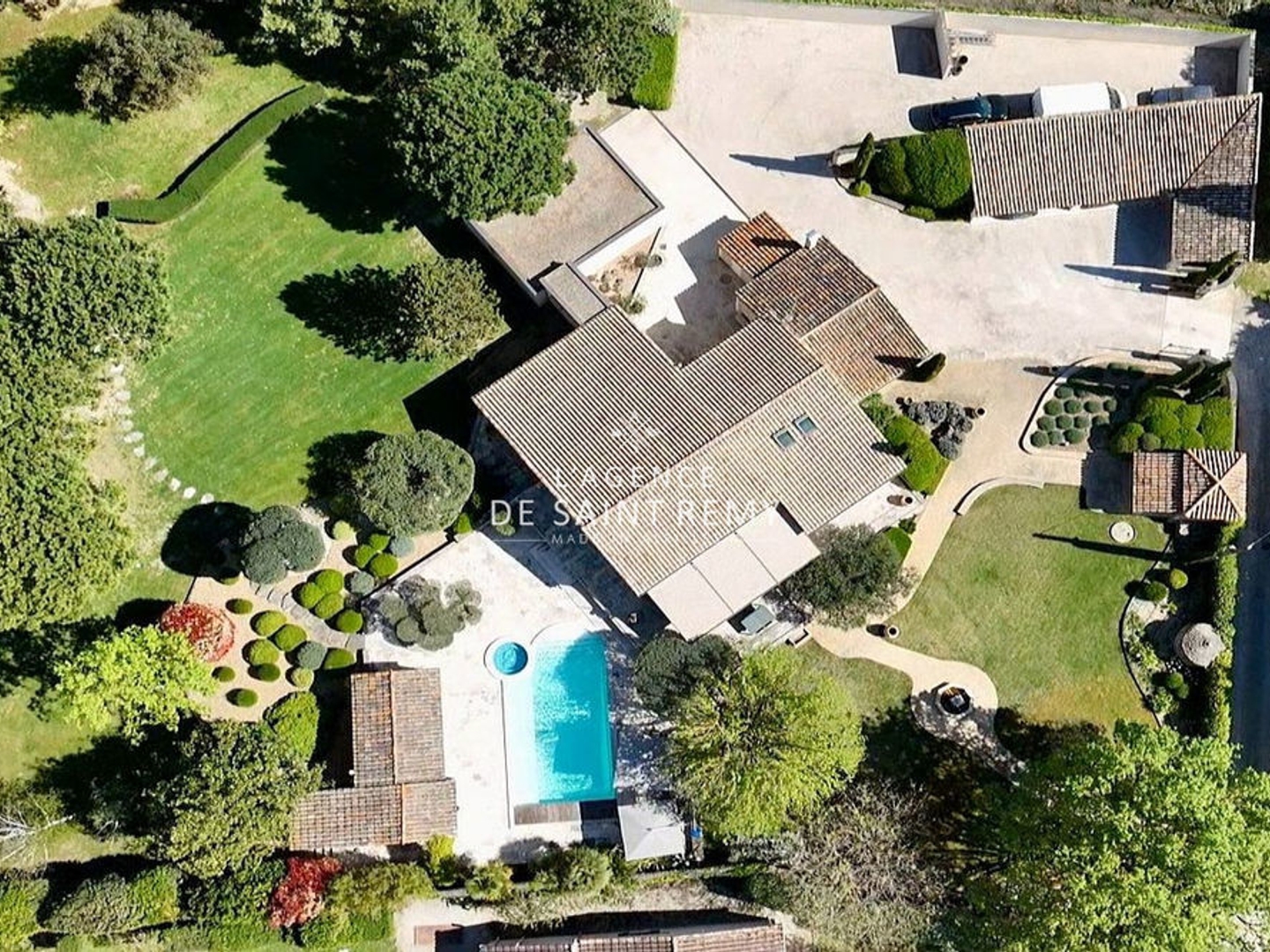 Élégance Provençale : Luxueuse Propriété avec Jardin Paysager