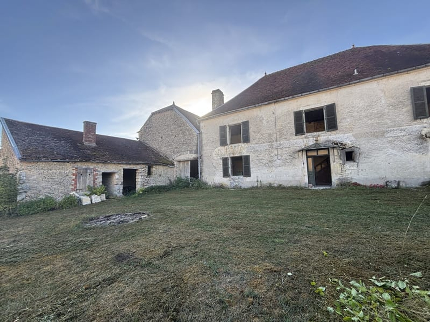AUBE( 10) Proche de Bar/Seine : Ancien corps de ferme à réno