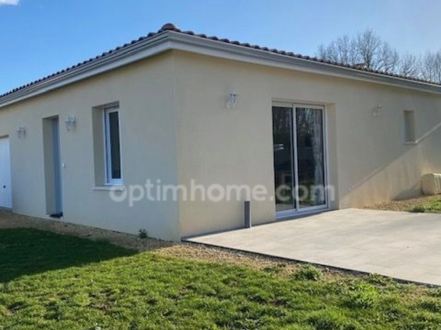 SOUS OFFRE maison contemporaine, basse consommation, classée A, chauffage par le sol avec pompe à Chaleur. Terrain entièrement clôturé