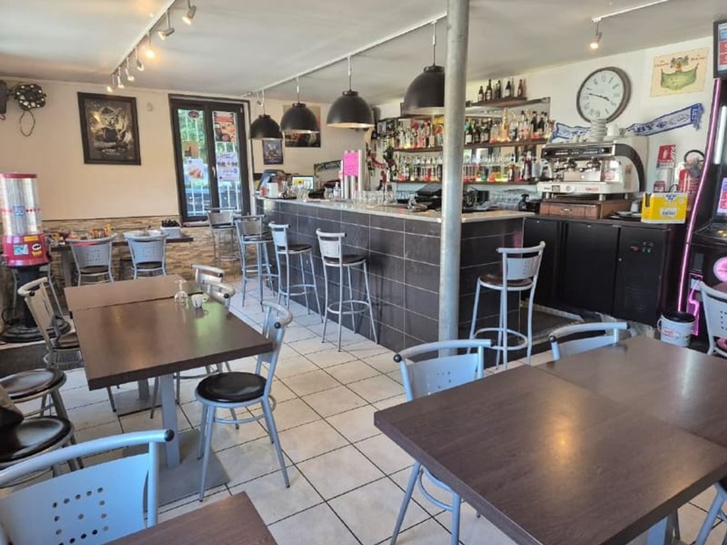Magasin à vendre - 3 pièces - 110m2 - Crêches-Sur-Saône (71680)