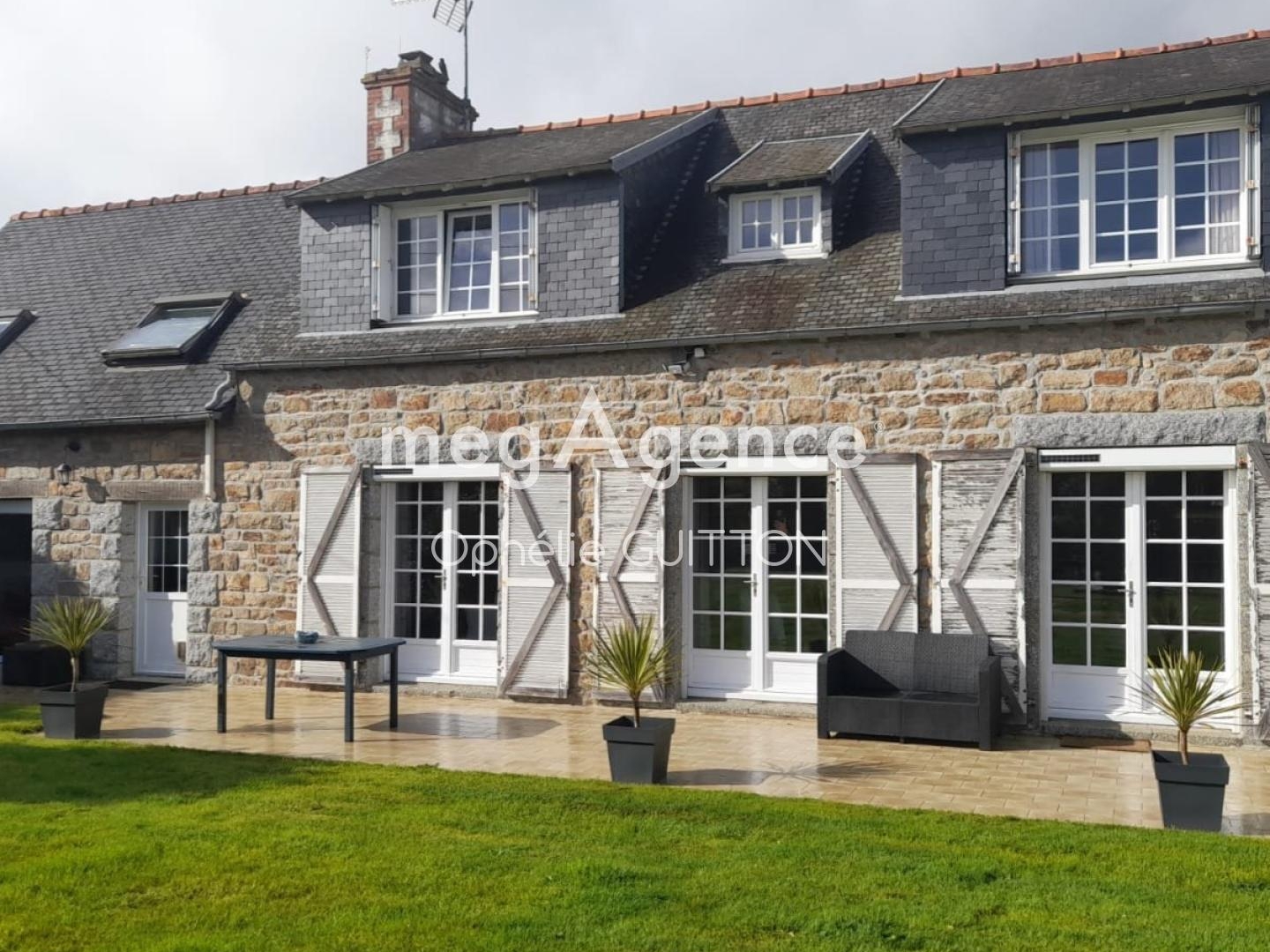Maison en pierre rénovée de 130 m2 et terrain constructible attenant de 419 m2