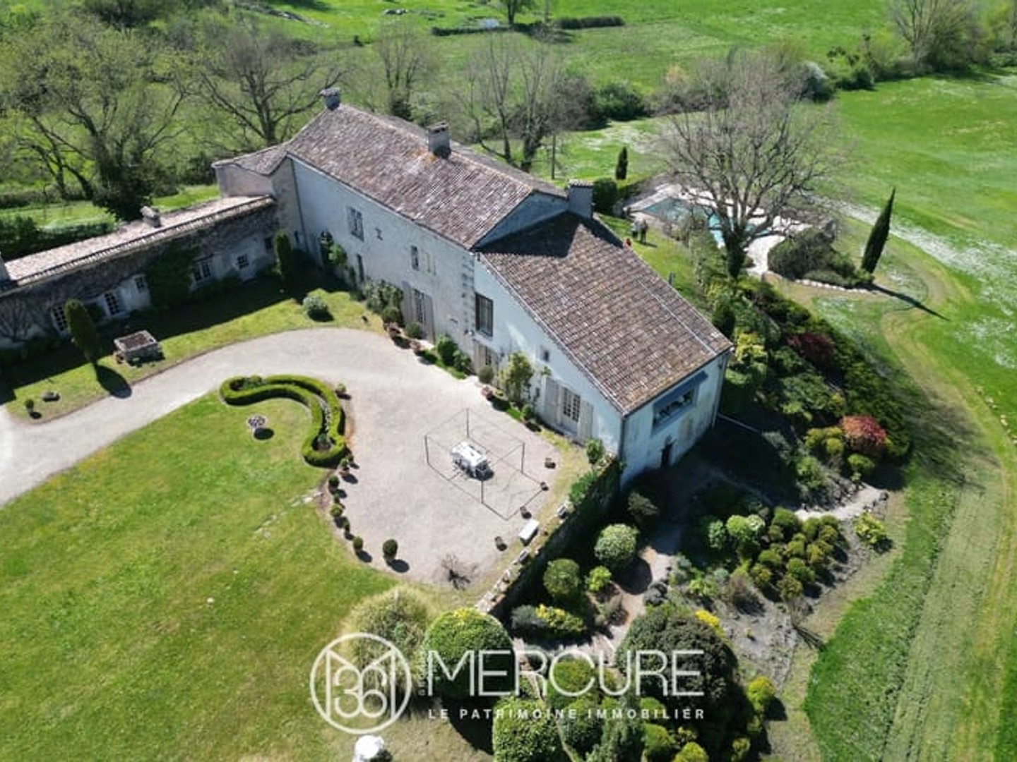 DEMEURE FORTIFIEE XVEME AVEC PISCINE ET DÉPENDANCES - DURAS (47)