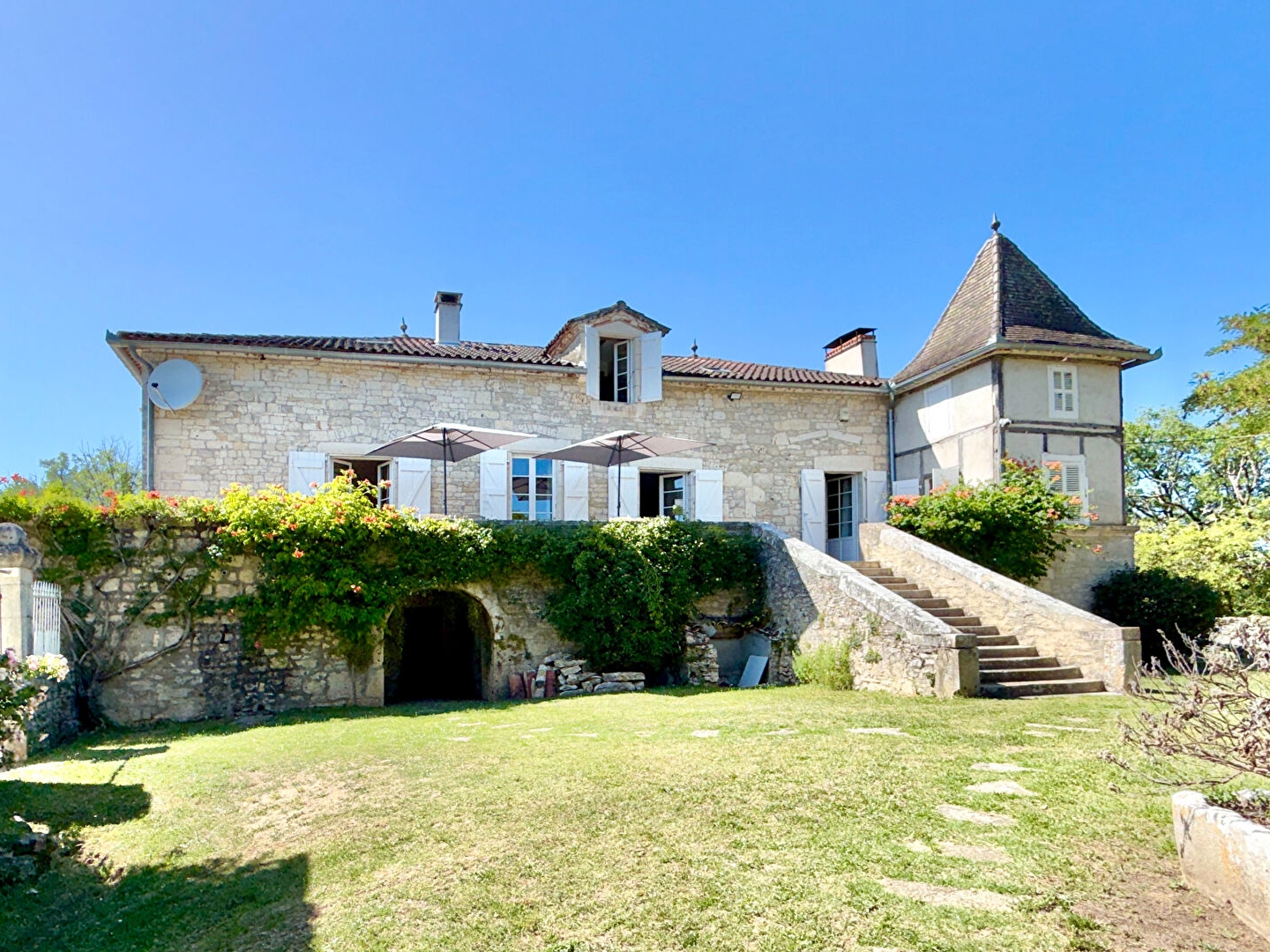 LOT - CAHORS-Élégante Maison de Maître rénovée avec piscine, dépendances équestres et vues imprenables sur la campagne