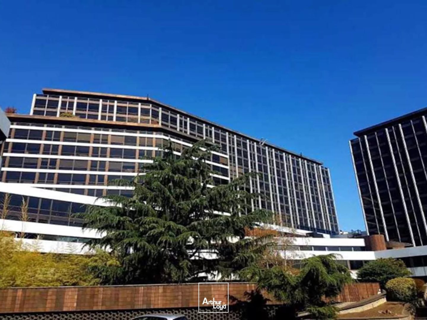 A vendre, proche gare et Domaine de St Cloud, les bureaux de la Colline