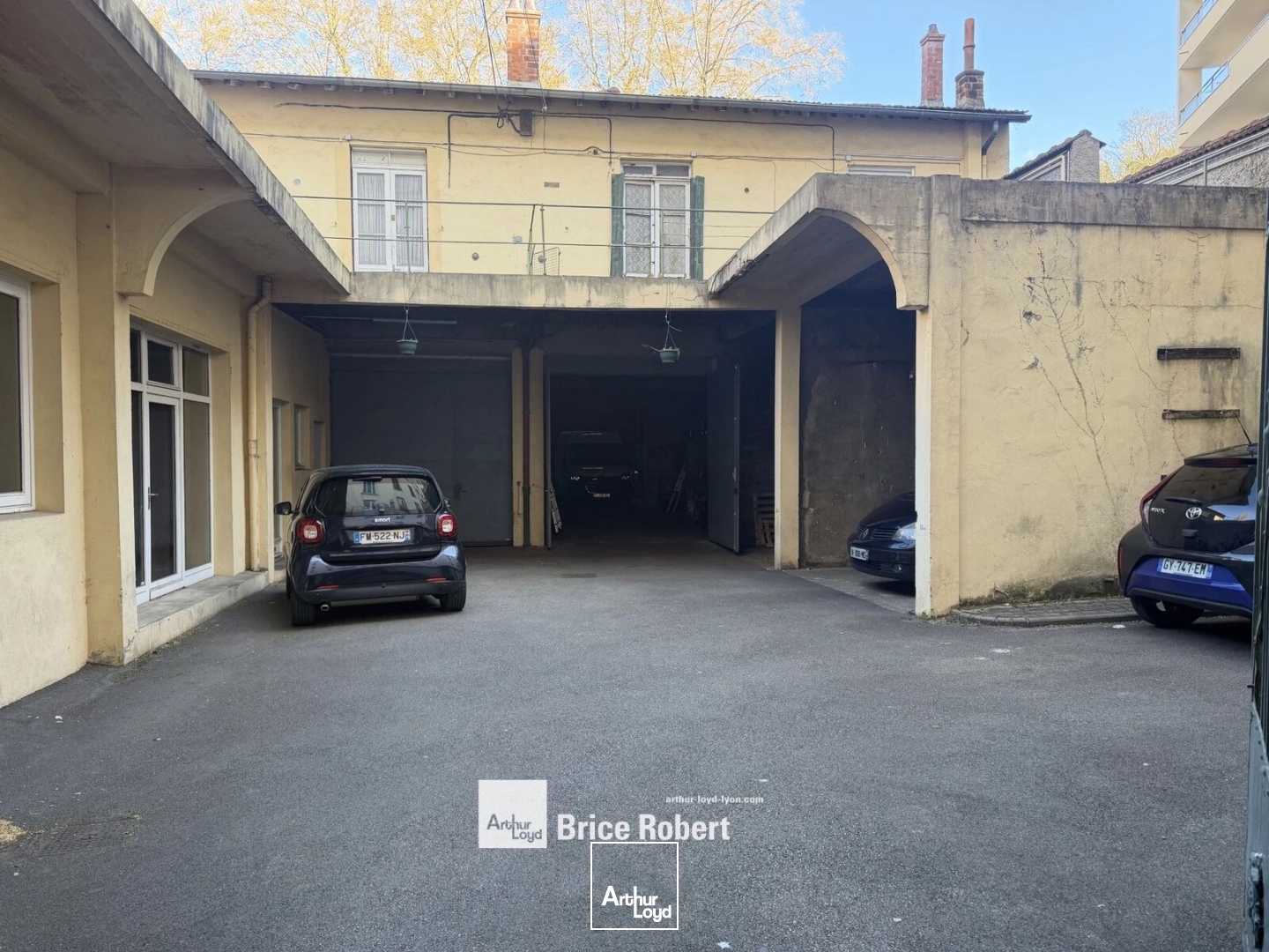 Entrepôt à vendre avec bureaux et cour privative à Lyon surface optimisée