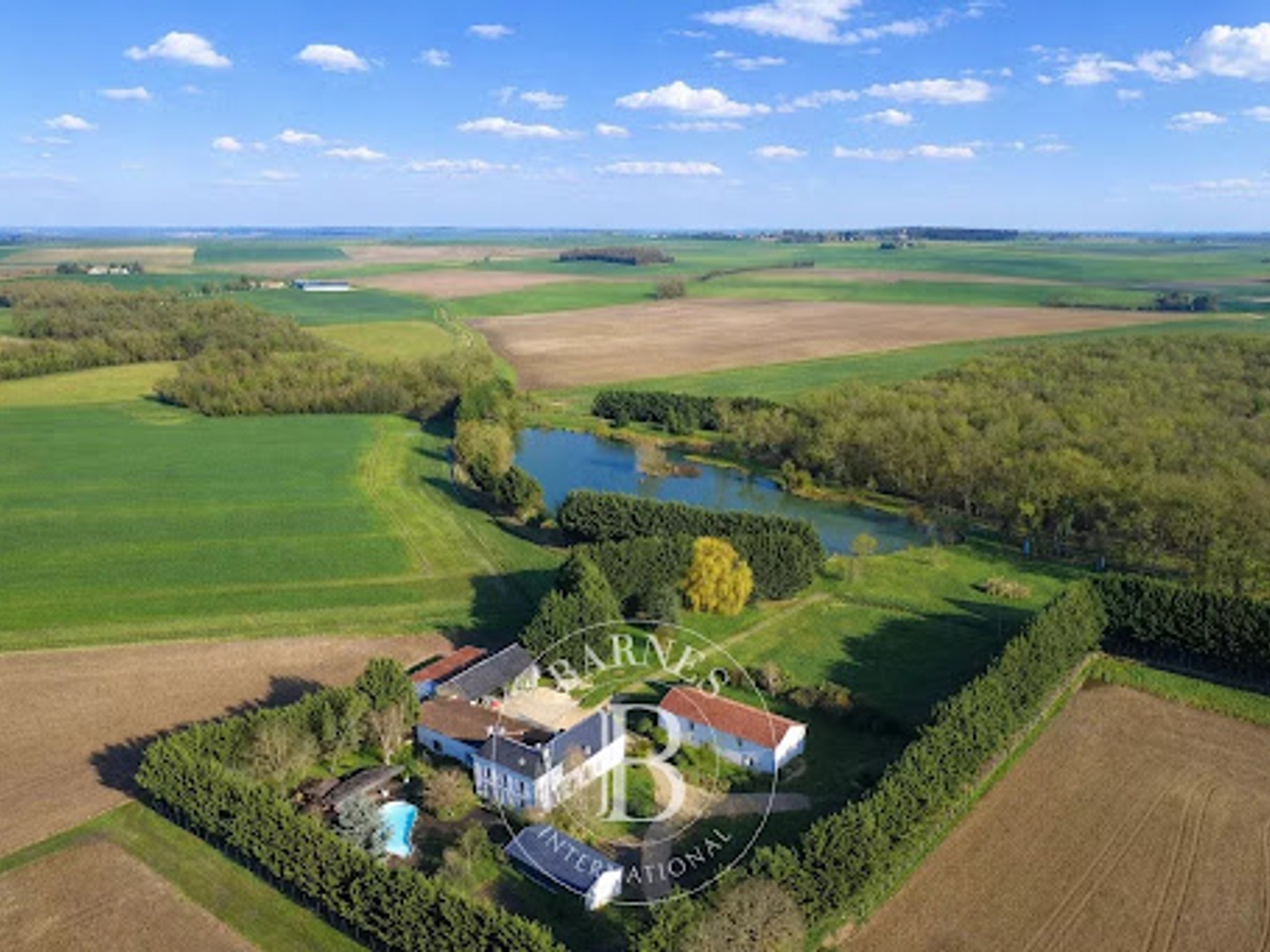Maison à vendre - 9 pièces - 416m2 - Lencloître (86140)