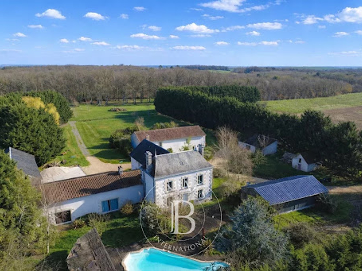 Maison à vendre - 9 pièces - 416m2 - Lencloître (86140)