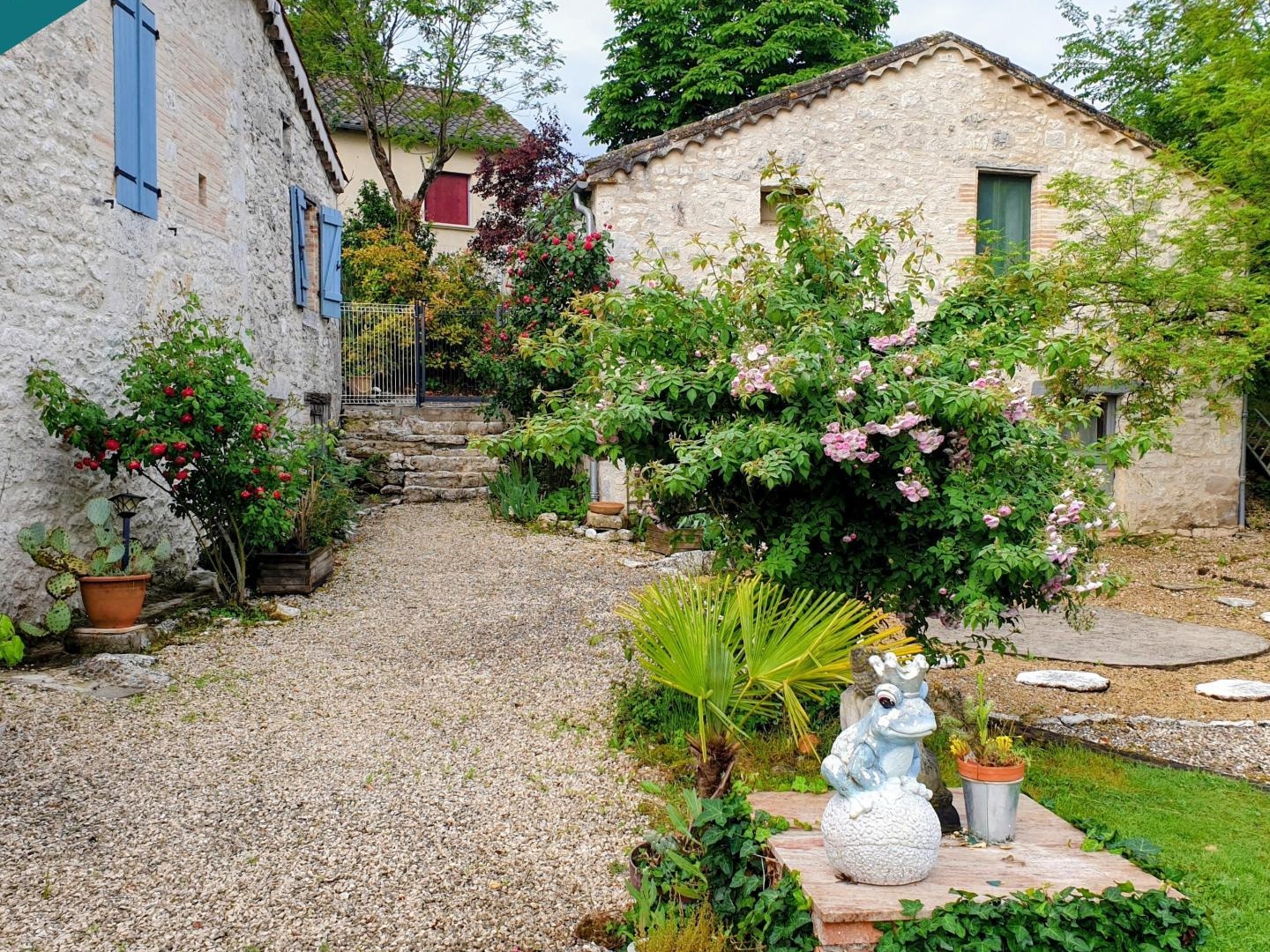 Maison en pierre avec piscine, gîte et chambres d'hôtes