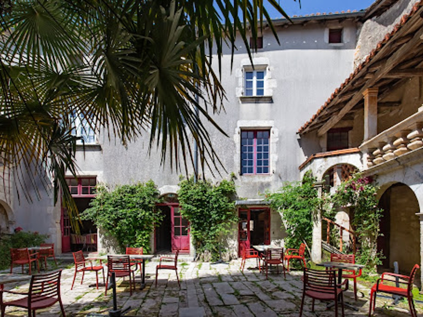 Maison à vendre - 13 pièces - 425m2 - La Rochefoucauld-... (16110)