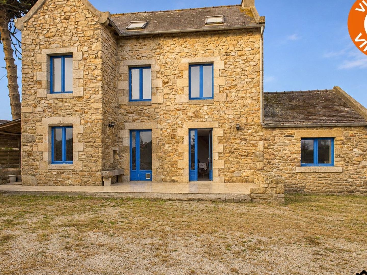 SAINT-POL-DE-LÉON - Propriété en pierre avec dépendances et hangar