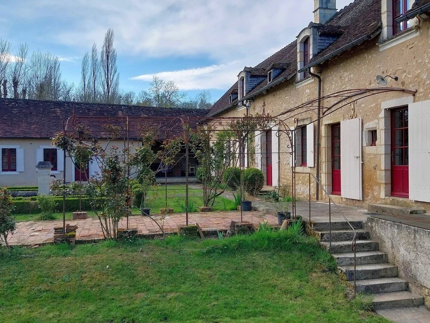 Maison à vendre - 18 pièces - 710m2 - La Bussière (86310)