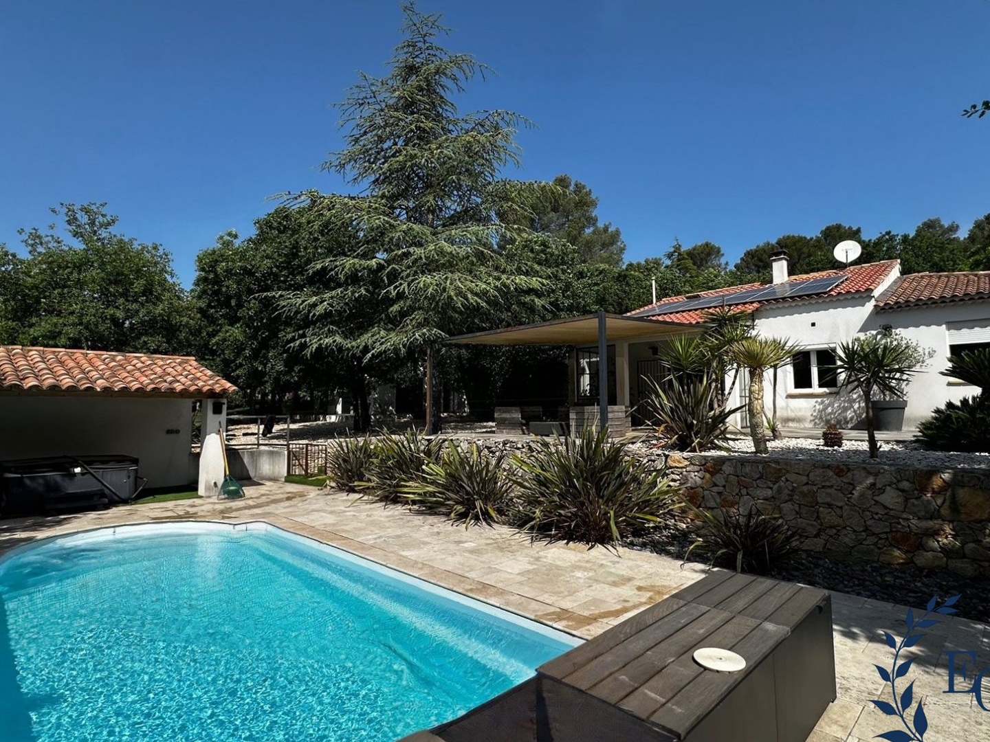 Maison à vendre - 7 pièces - 207m2 - La Roquebrussanne (83136)