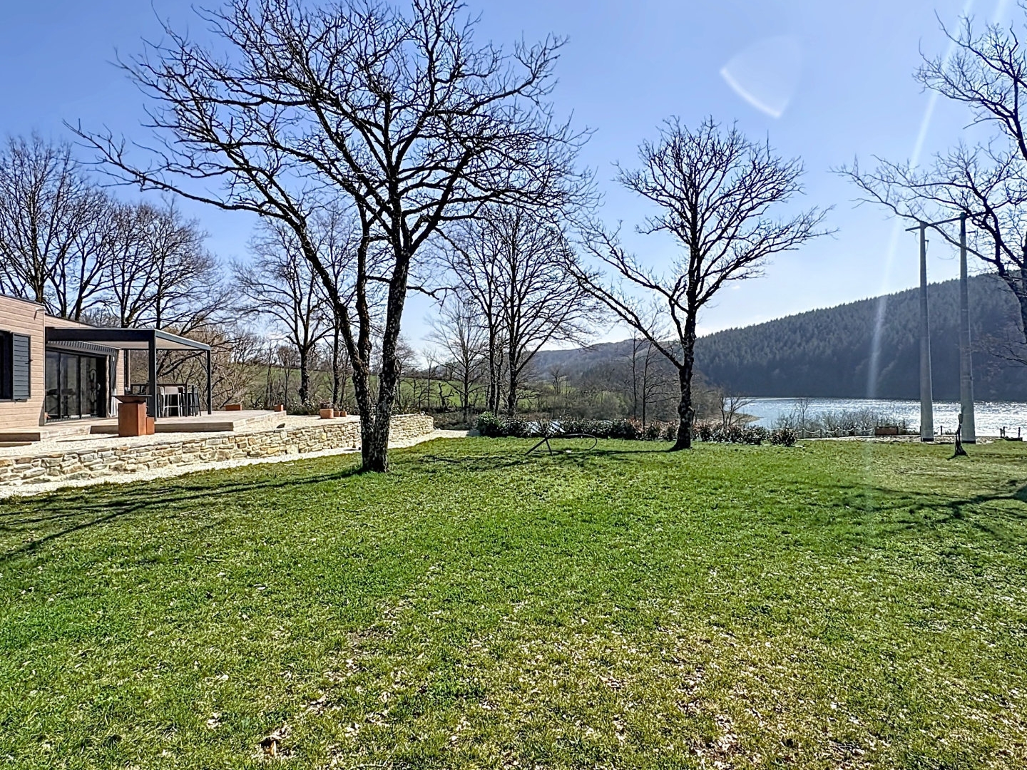 Aveyron, sur les berges du lac de Pont de Salars. Cottage to