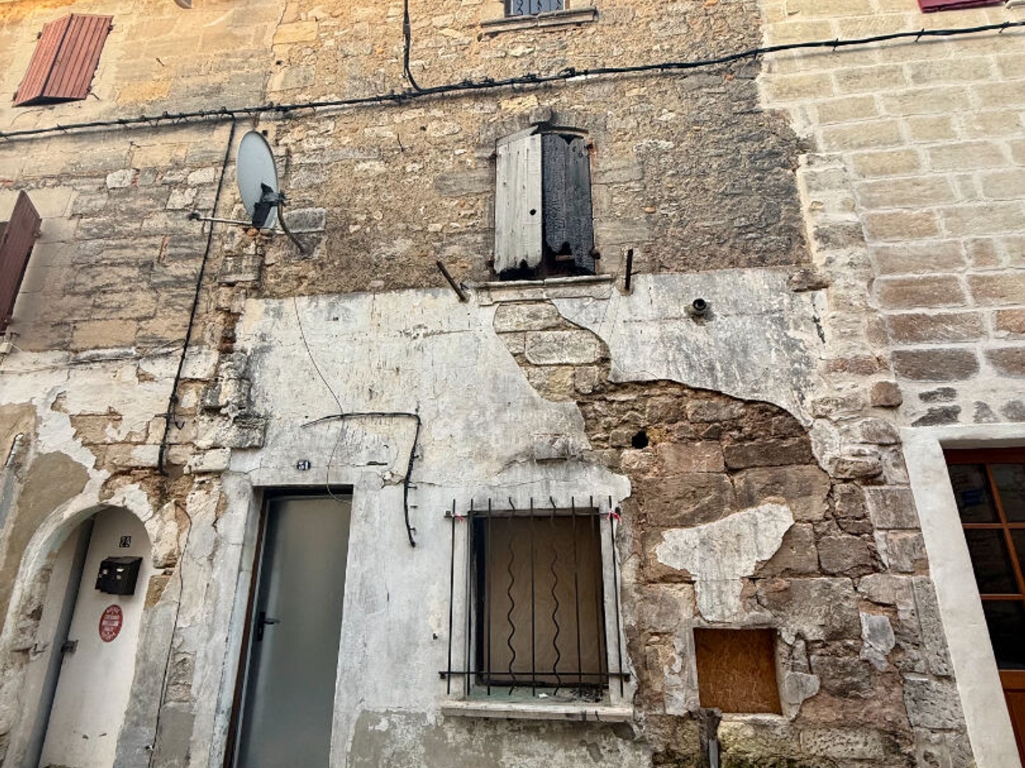SAINT GILLES - Immeuble/ Maison de village à rénover entièrement , 63 m² habitables