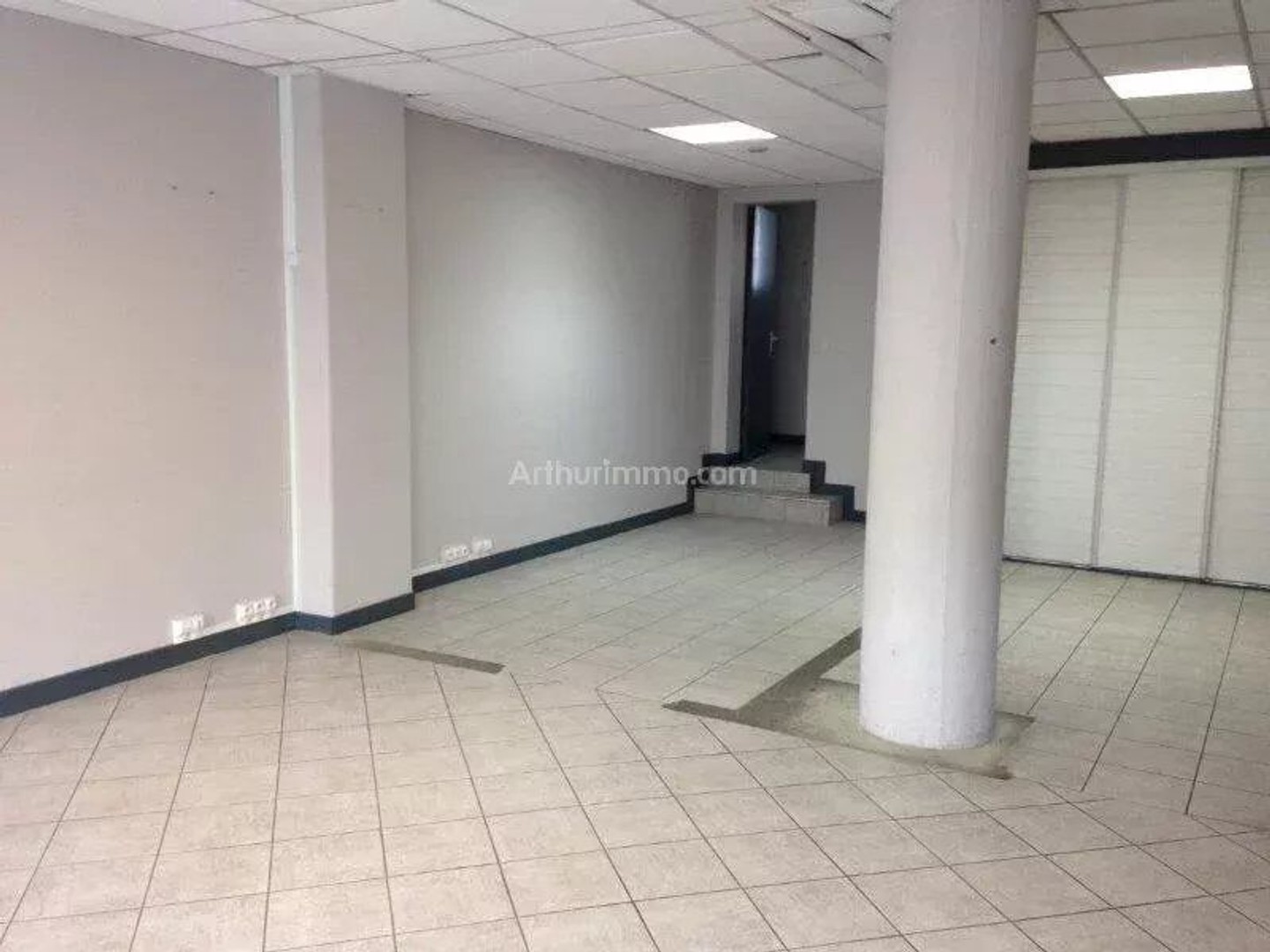 80 m², 3 vitrines, 3 bureaux : votre commerce prêt à briller à côté de la place de l'église ! e