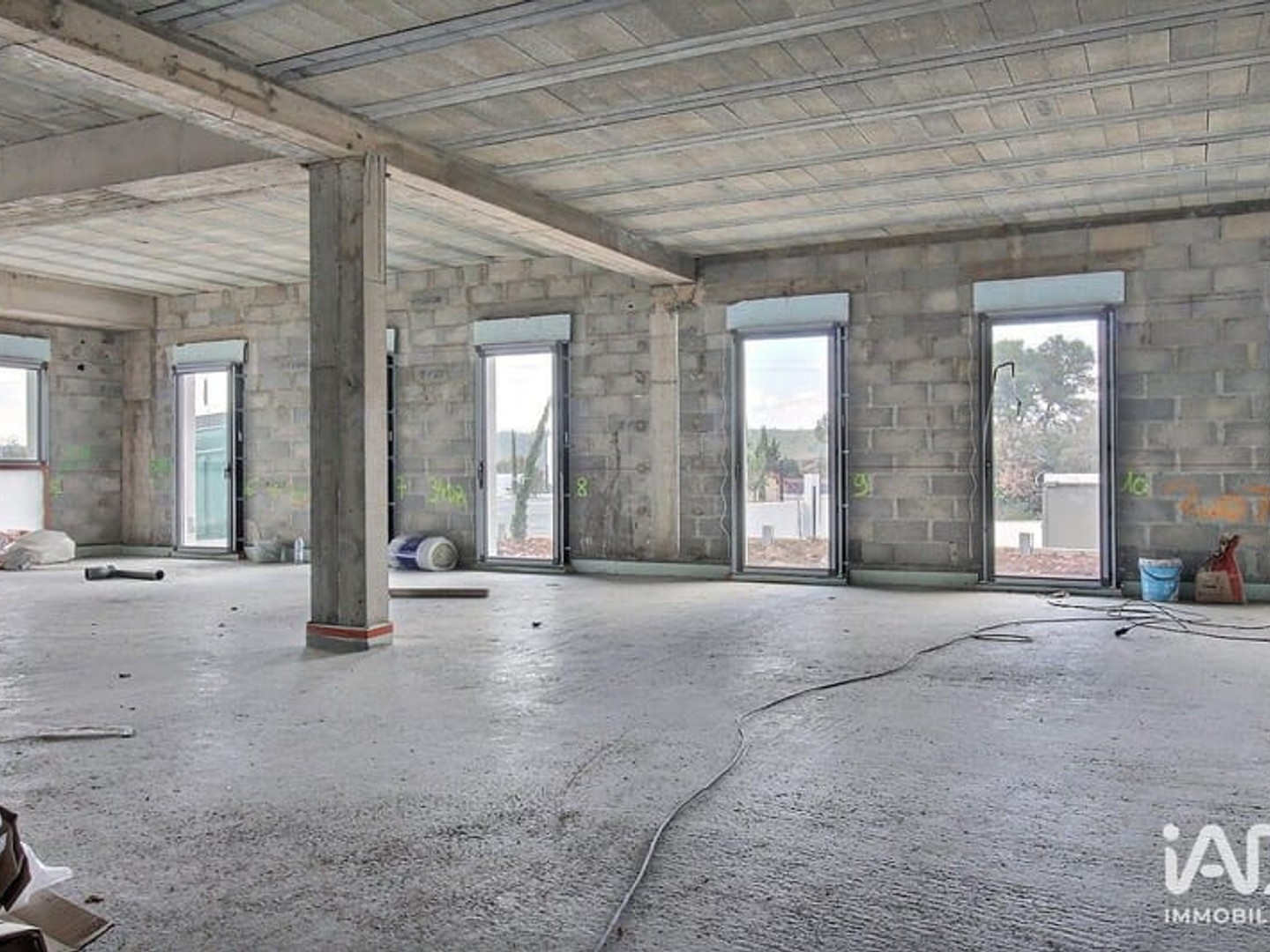 Magasin à vendre - 145m2 - Saint-Maximin-La-... (83470)