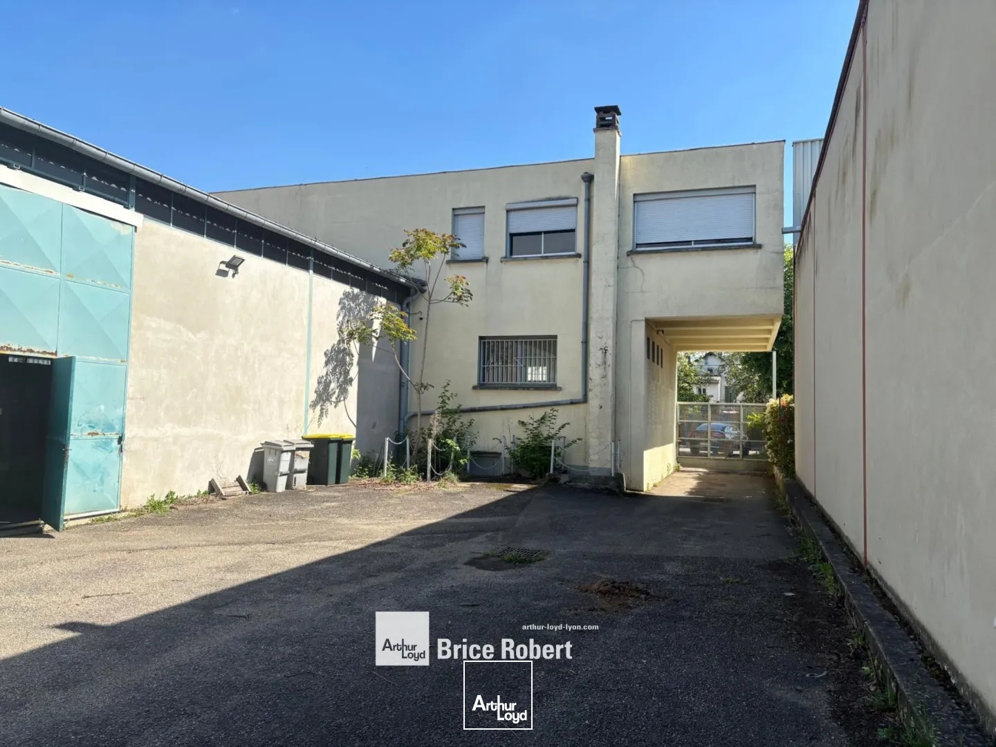 Locaux à vendre - 1500m2 - Décines-Charpieu (69150)
