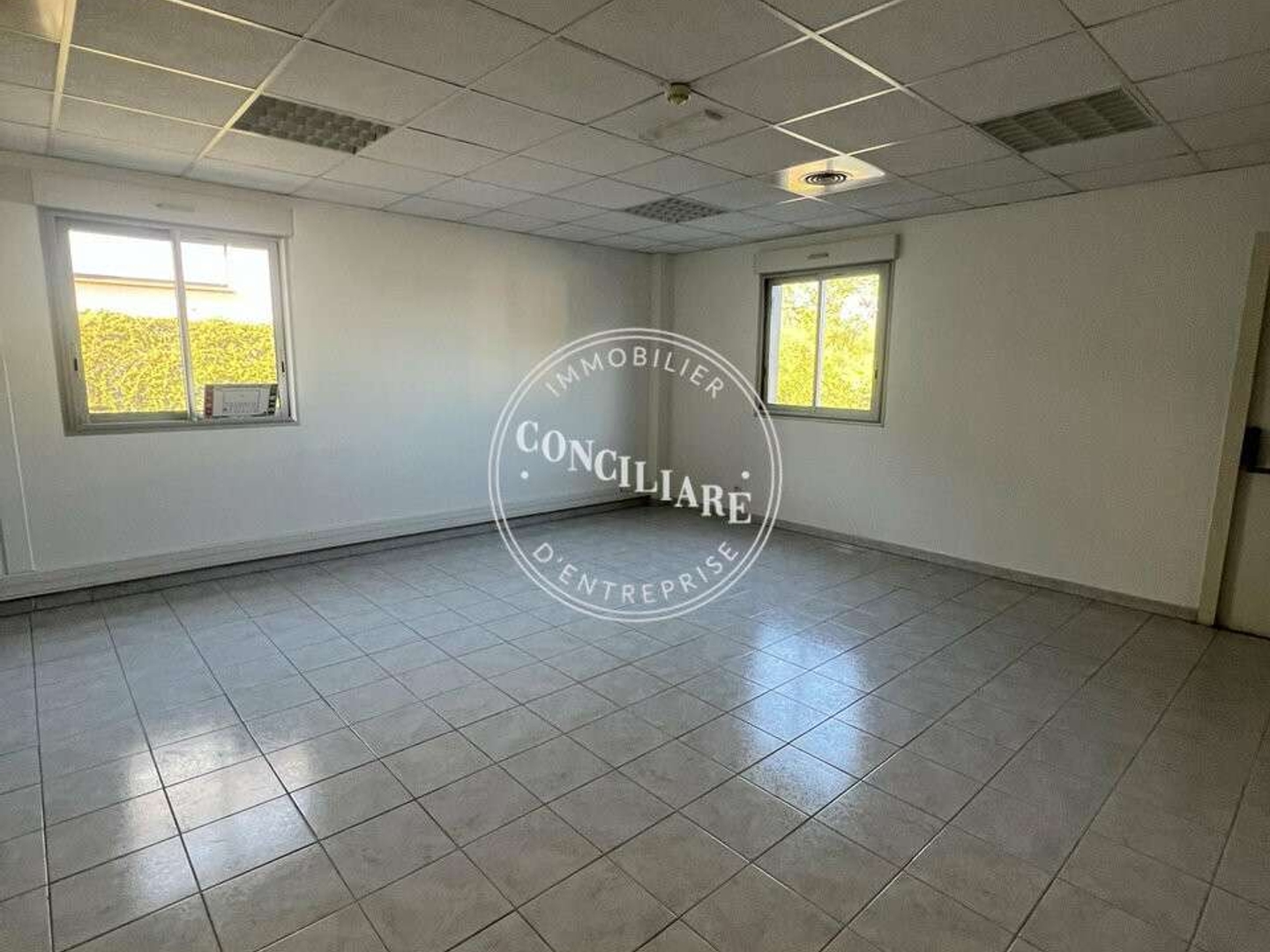 Vente entrepôt bureaux 862m² accès A68 à Beaupuy