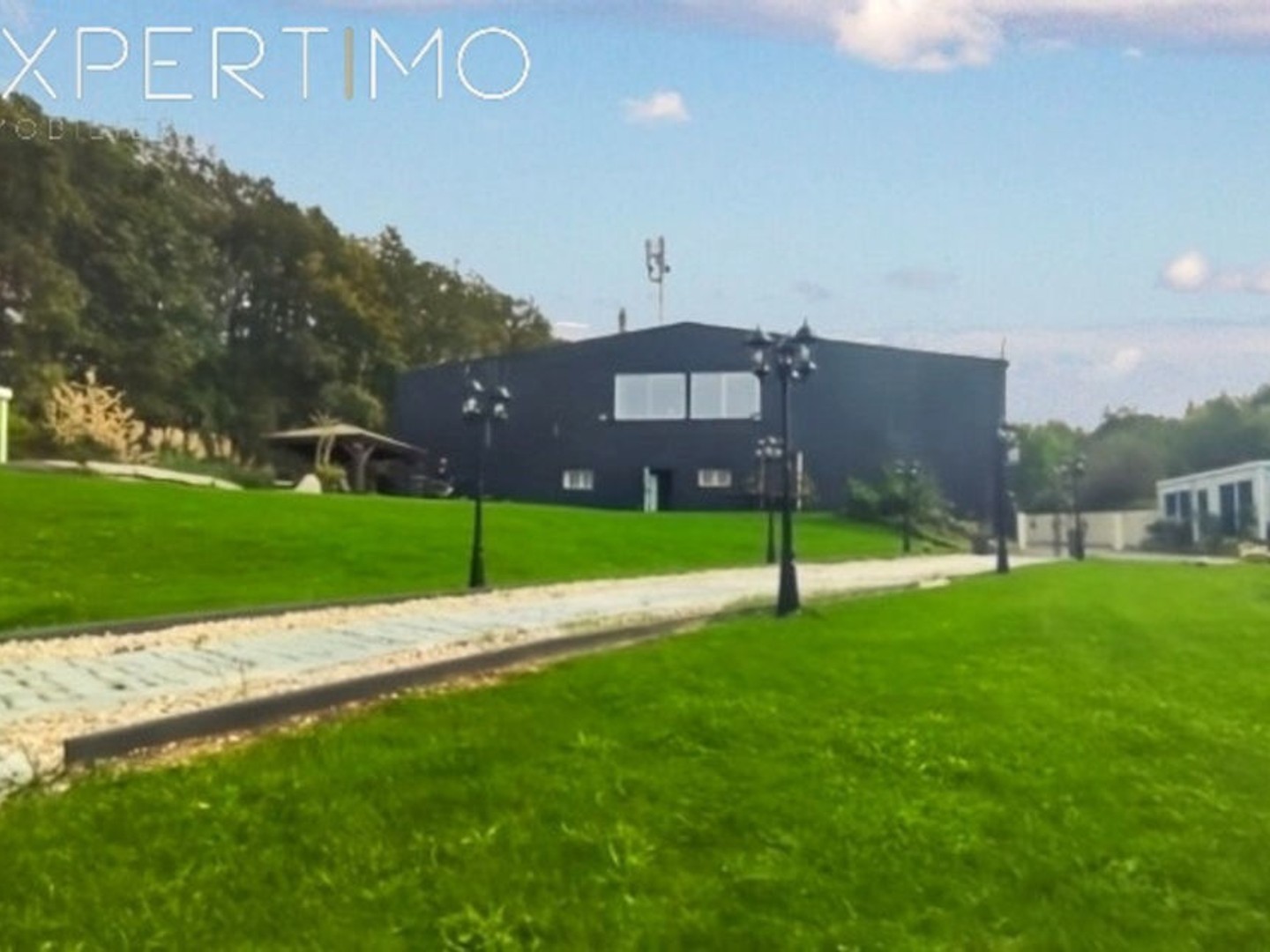 Rare sur le secteur d'Arpajon ! Bâtiment indépendant de 950 m2 sur terrain de 6130 m2 proche RN20