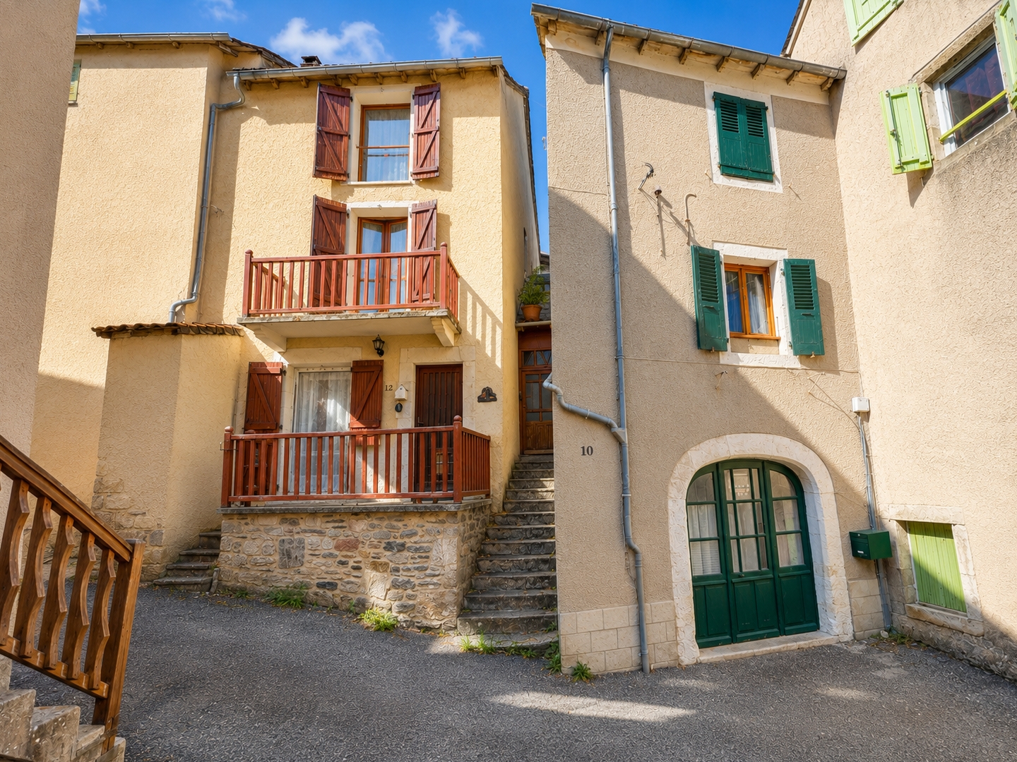 Ségur en Aveyron, Jolie maison au centre du village exploitée en gîte.