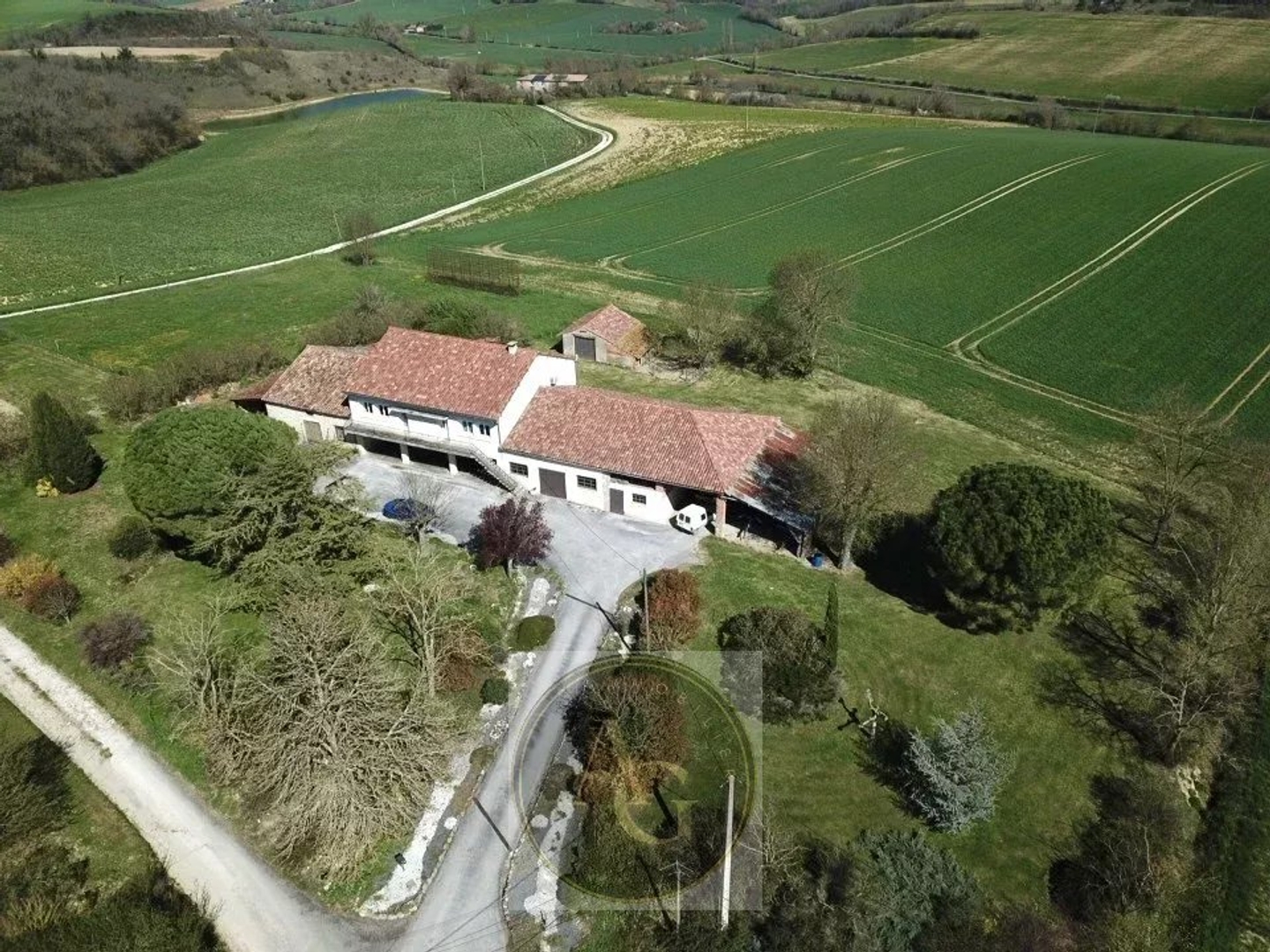 Ferme sur 8000m2 de terrain à Auriac sur Vendinelle