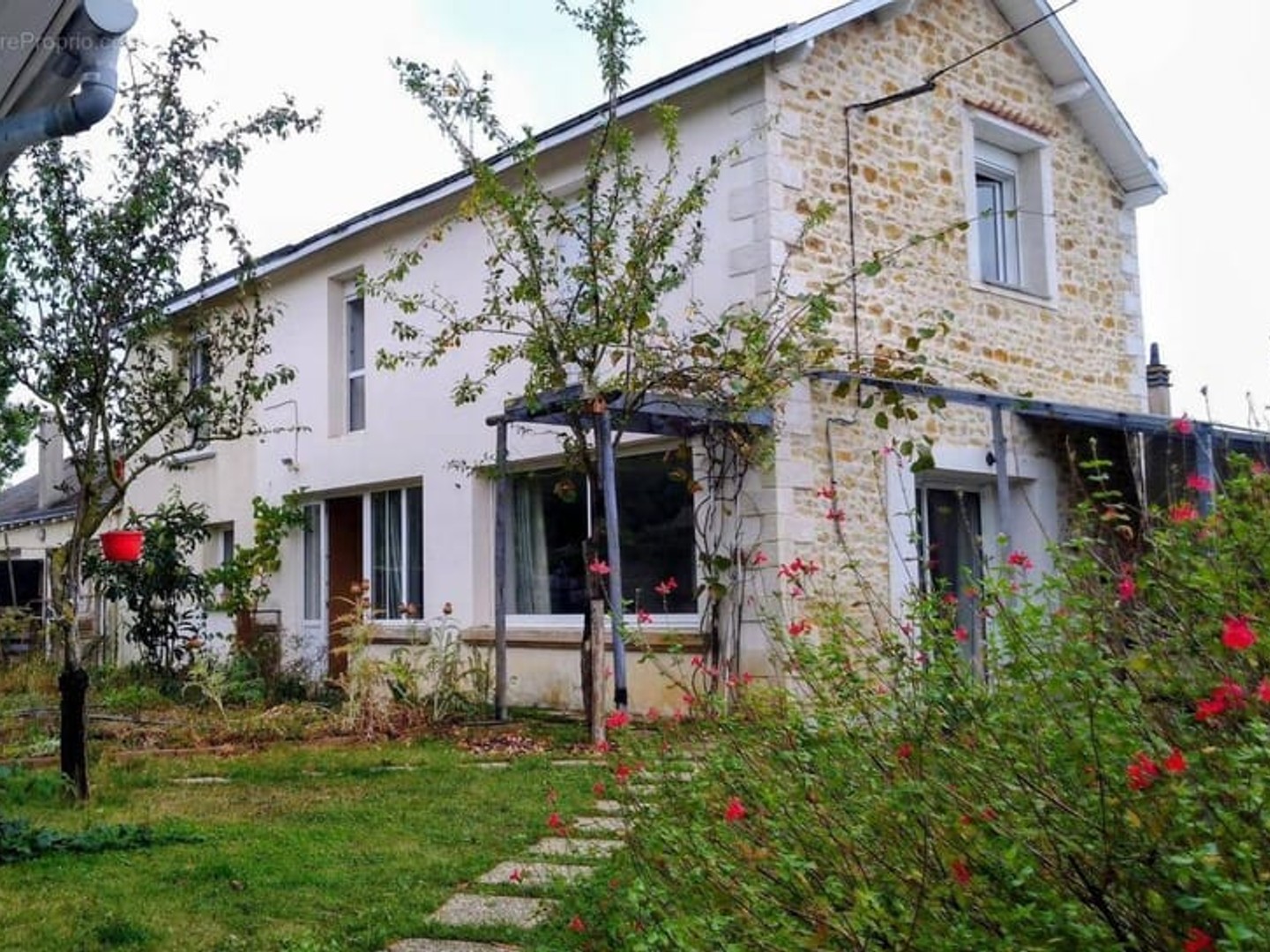 Thouars- Maison de ville T4 avec un T3 en annexe