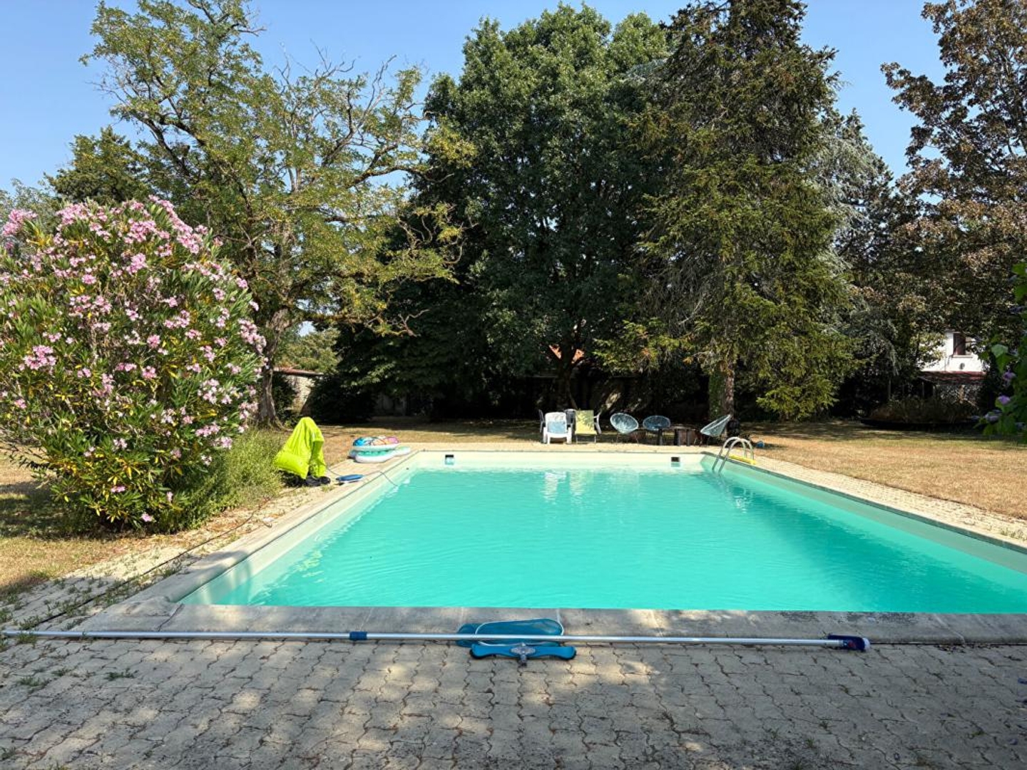 Maison à vendre - 7 pièces - 3090m2 - Magné (79460)
