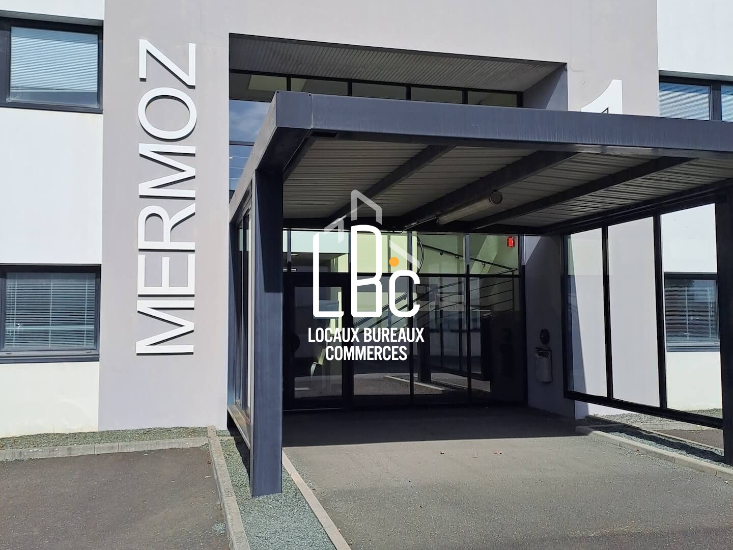 Local professionnel 1143 m²