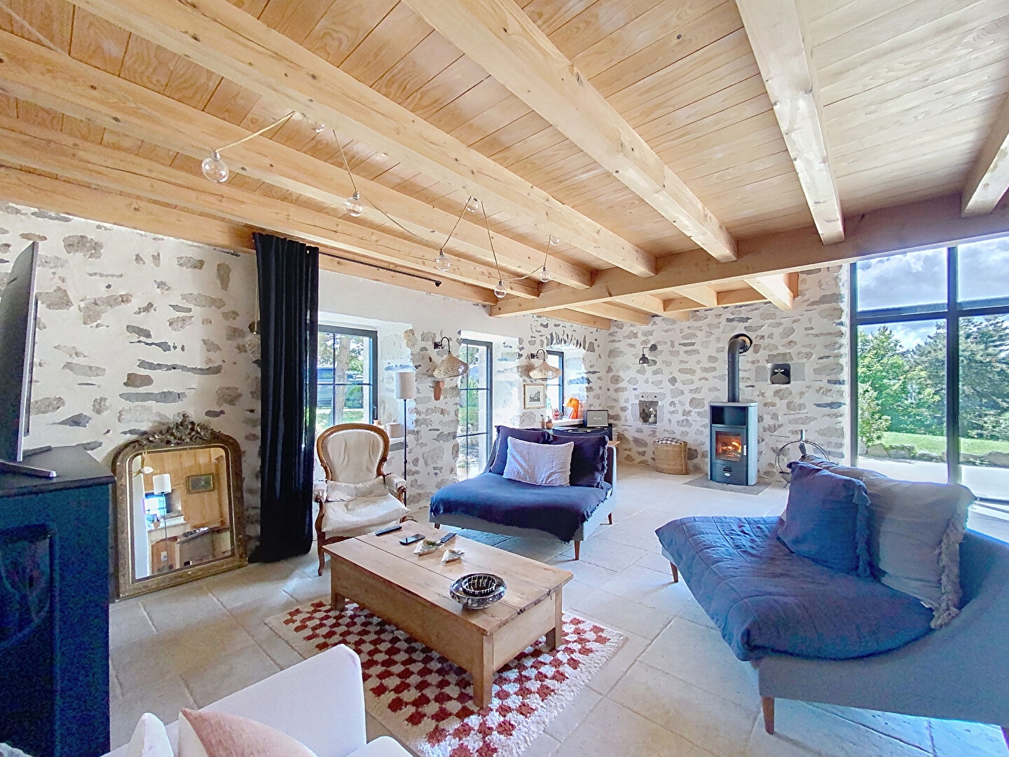 EXCLUSIVITE ! SAINT MAURICE DE LIGNON magnifique propriété rénovée avec matériaux de qualité sur 2500m2 de terrain