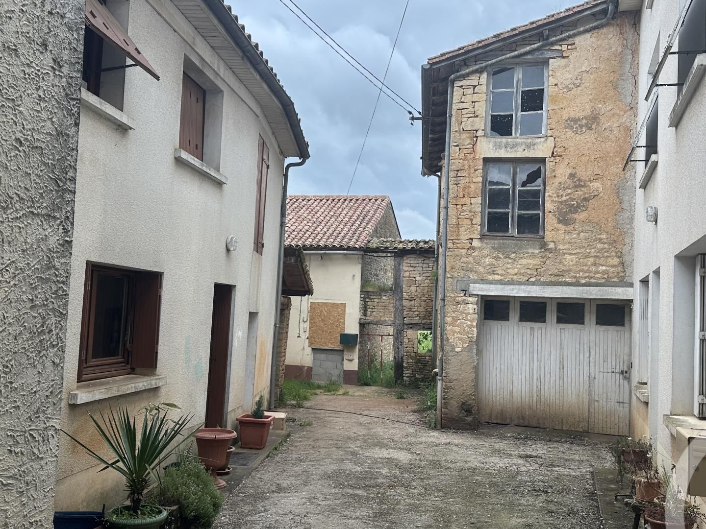 Maison à vendre - 11 pièces - 200m2 - Lezay (79120)