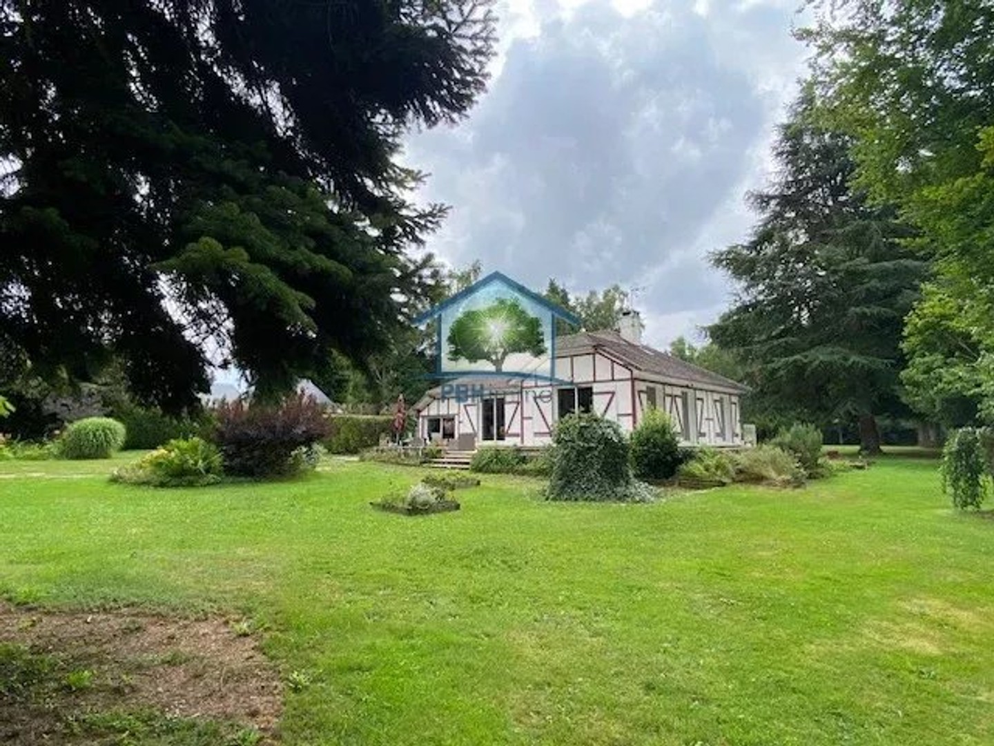 Proche Lyons la Forêt, très bel ensemble immobilier de 140 m2 au sein d'un magnifique parc arboré de 6900 m2