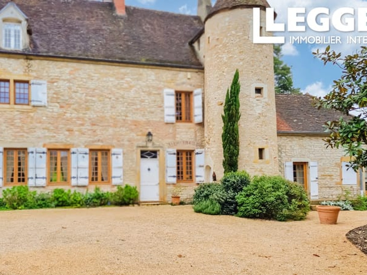 Magnifique maison de maitre située dans un village paisible, offrant une vue magnifique et dégagée.