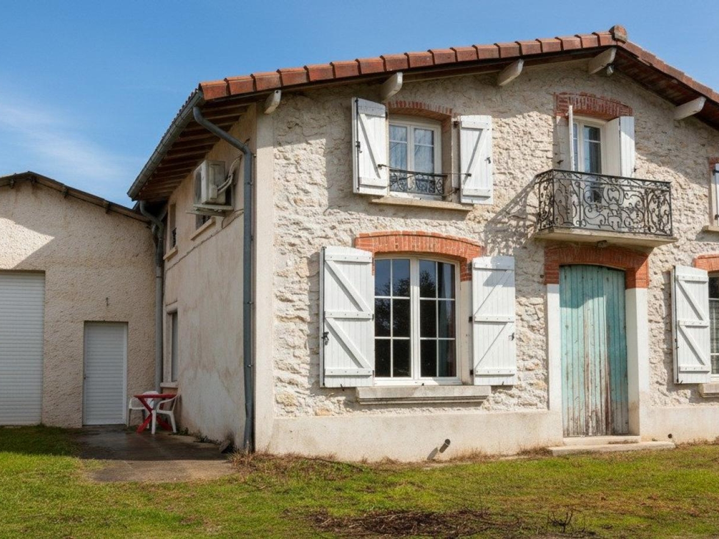 Maison de caractère avec grand hangar