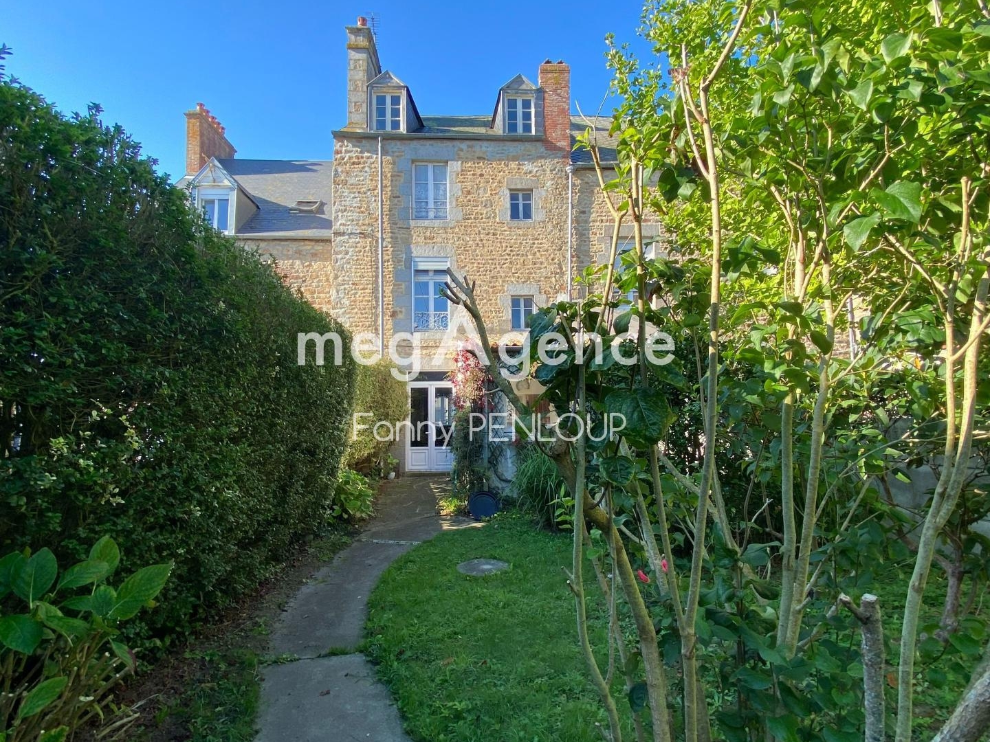 Maison en pierres avec jardin clos de murs et double garage