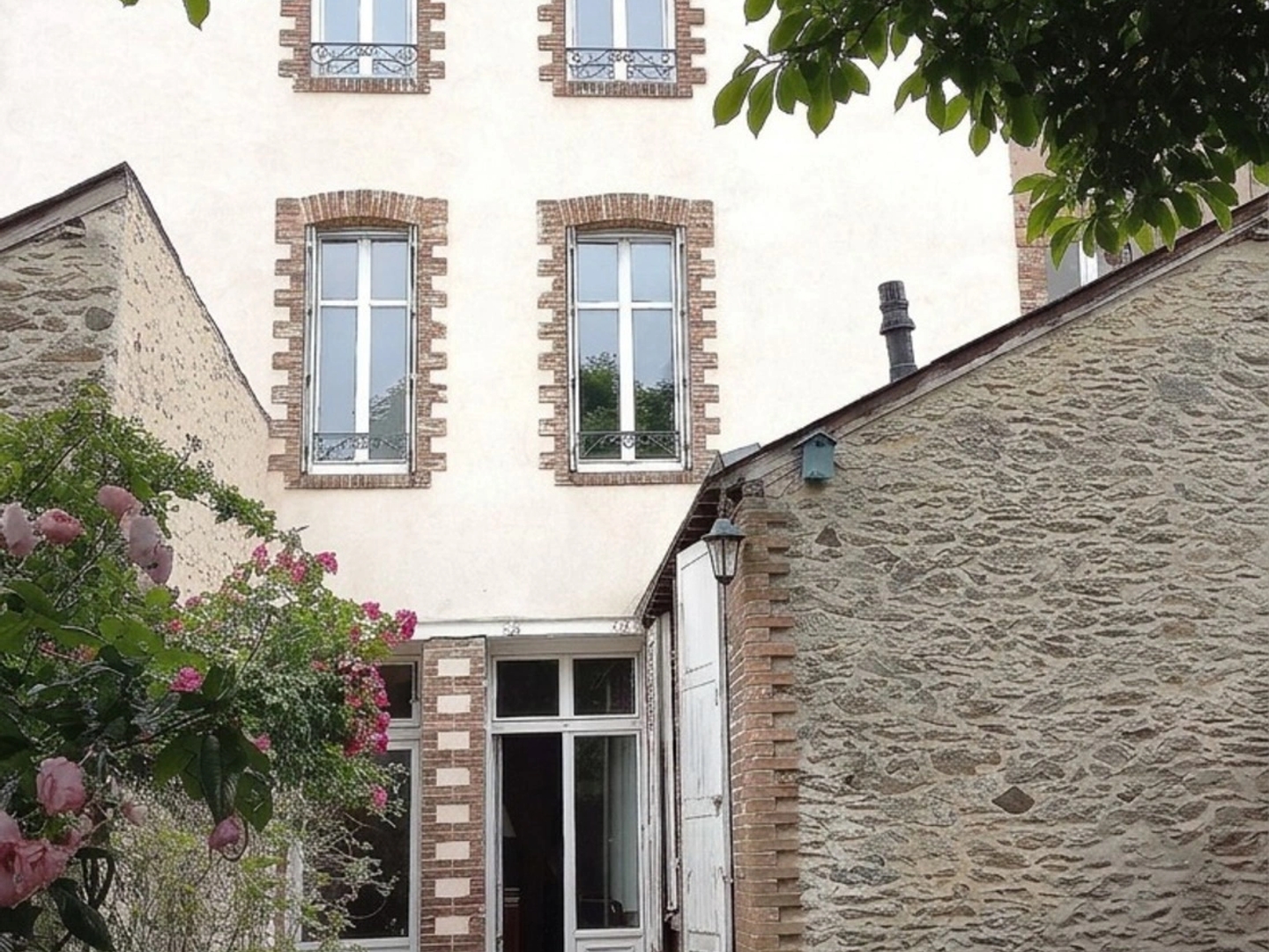 LAVAL RIVE GAUCHE - MAISON DE VILLE DE CARACTÈRE À 5 MINUTES DE LA GARE