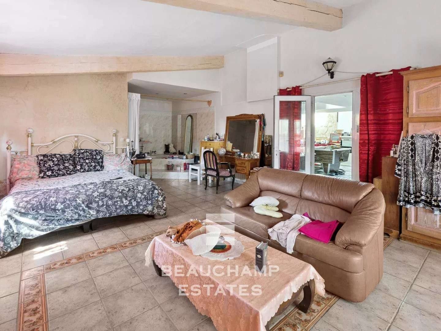 Villa 15 pièces 591 m²